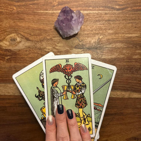 Sedinte de tarot personalizate: claritate si raspunsuri